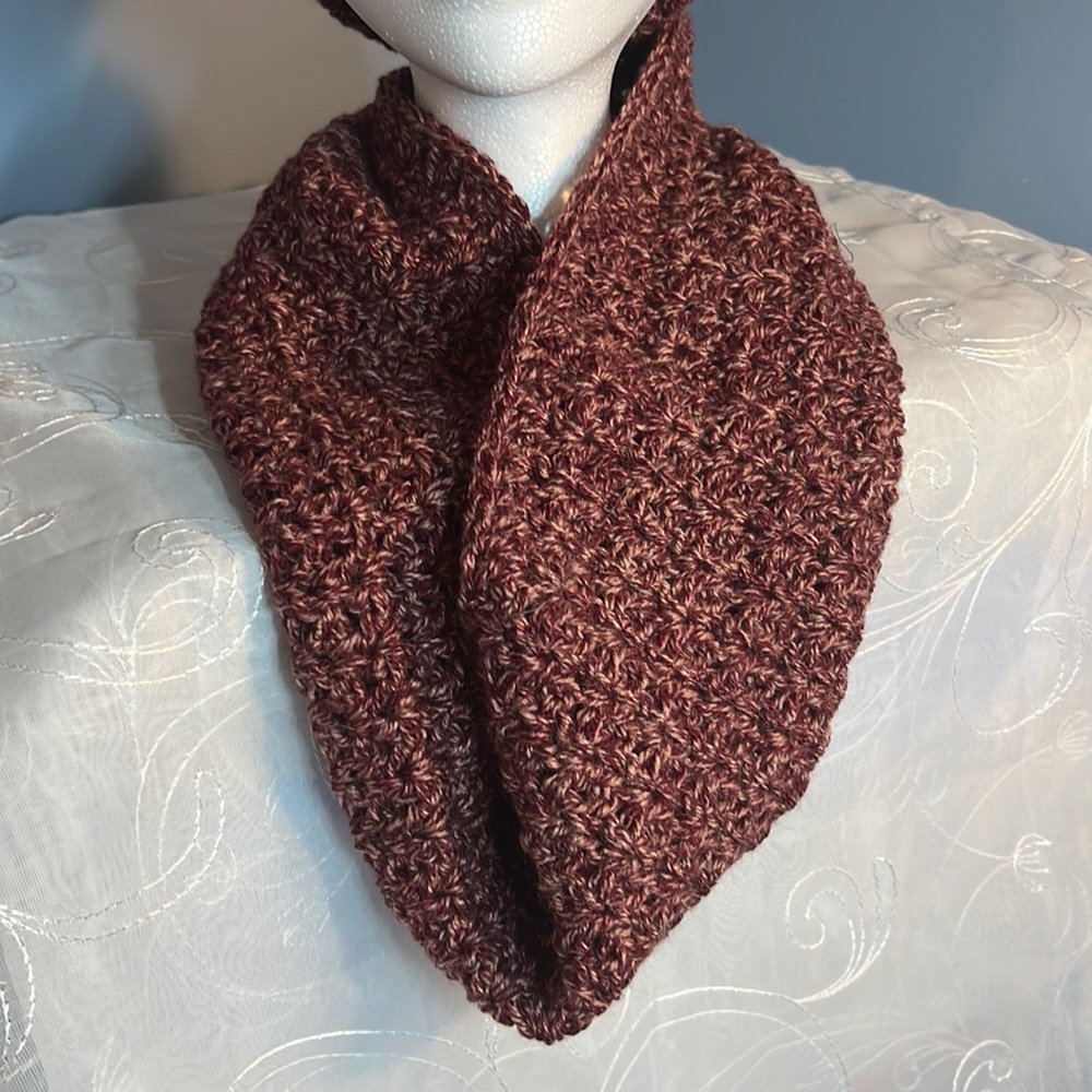 Handmade Crochet Woman/Girls Beanie and Infinity Scarf Set NEW - Picture 4 of 7